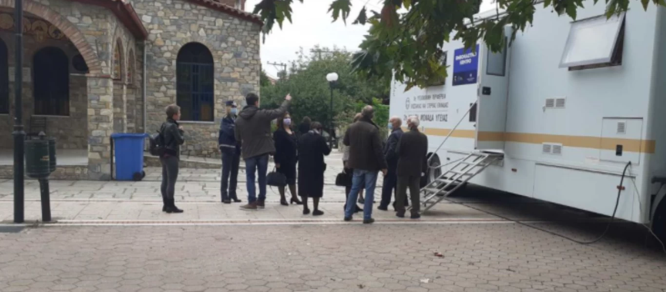 Μικρά παιδιά έξω από εκκλησία για εμβολιασμό: «Επηρεάστηκα με όλα αυτά που λένε»